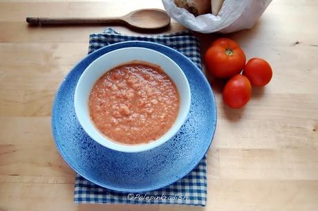 Gazpacho Andaluso o Zuppa di pomodoro e pane raffermo. Preparando il gomitolo per il cambio di stagione e per ricucire l'Italia.