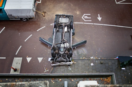 FOTO DEL GIORNO 8 OTTEOBRE 2011 : AUTO VOLA DEL TERZO PIANO, IL GUIDATORE ILLESO