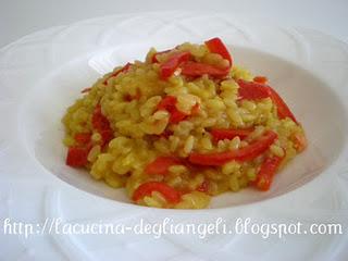 Risotto al curry con julienne di peperoni rossi