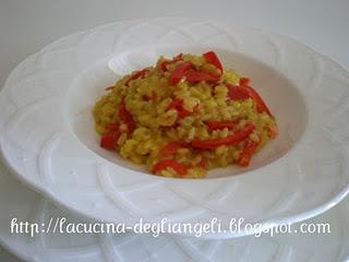 Risotto al curry con julienne di peperoni rossi