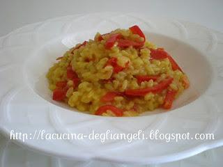 Risotto al curry con julienne di peperoni rossi