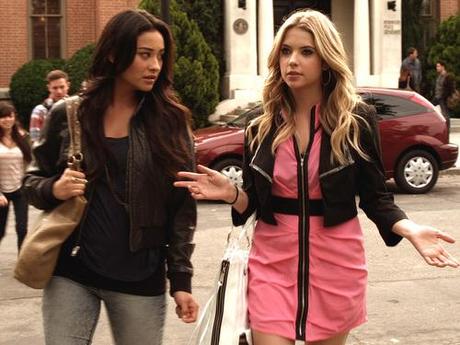 Pretty Little Liars 2×08 ‘Save The Date’: Aria, Emily, Hanna e Spencer look