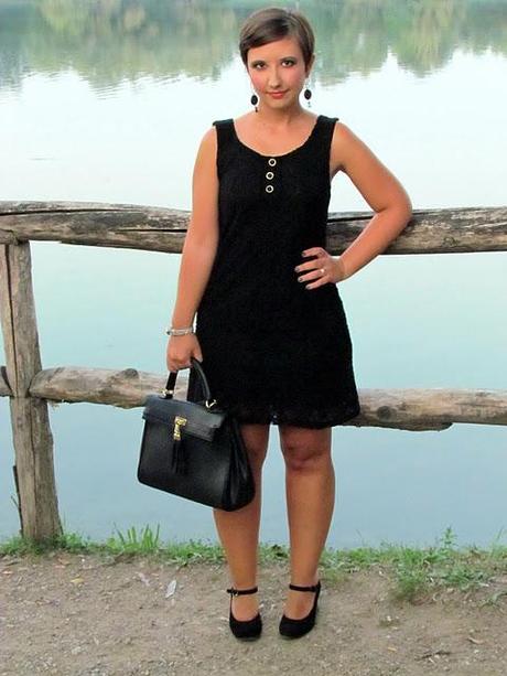 Little black dress and Bulgari bracelet: easy and chic!