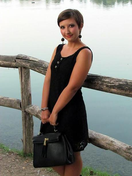 Little black dress and Bulgari bracelet: easy and chic!