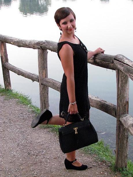 Little black dress and Bulgari bracelet: easy and chic!