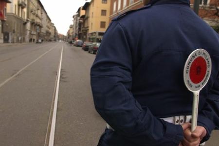 milano blocco traffico poliziotto paletta Milano: Blocco del traffico Domenica 9 Ottobre, 882 Multe