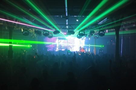 rave festa laser discoteca 450x300 Milano: Rave party, cadono dal tetto 2 feriti	