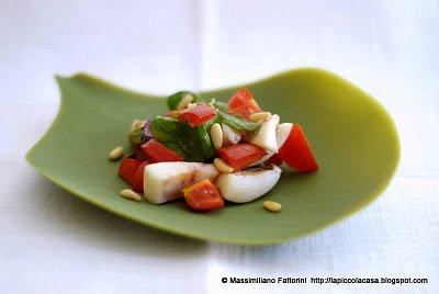 Insalata di seppie al vapore di limone con menta banana, basilico di Pra, pinoli e pomodori piccadilly