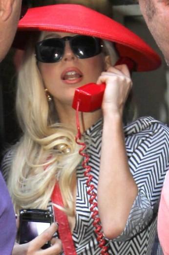 Lady telefono Gaga: la Germanotta ha una borsetta con la cornetta