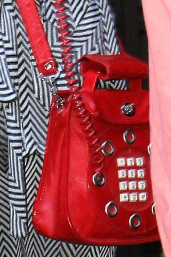 Lady telefono Gaga: la Germanotta ha una borsetta con la cornetta
