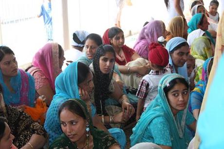 Giovani donne sikh nel gurdwara di Pessina Cremonese (agosto 2011). Foto di Marco Restelli