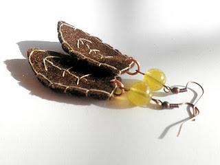 orecchini ricilosi folgie e perle di vetro - recycled felt leaves and glass beads earrings