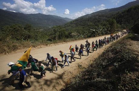 FOTO DEL GIORNO 10 OTTOBRE 2011 : I BOLIVIANI PROTESTANO CONTRO LA COSTRUZIONE DI UNA STRADA CHE AVREBBE TAGLIATO IN DUE LA FORESTA PLUVIALE