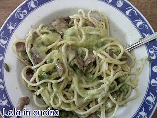 spaghetti con mix di funghi,piselli e crema di zucchine