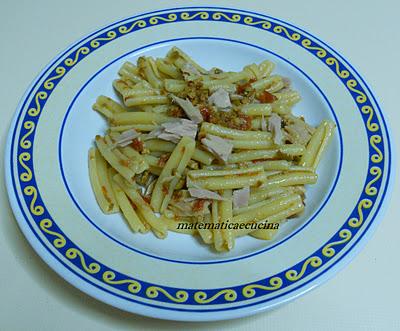 Pasta con Bruschetta Olive e Ciliegino e Tonno