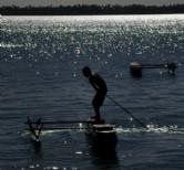 Bambino su una tradizionale canoa