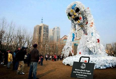 Un mostro di plastica a sostegno dell’ambiente