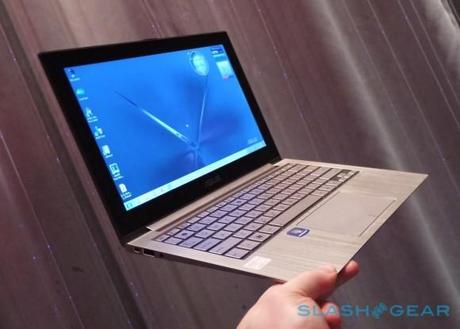 asus zenbook ux21 hands on sg 16 580x415 ASUS presenta Zenbook UX21 [Video]