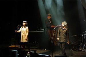 Katie Kim, James Hallawell e Mike Scott (fotografia di Ken Harrison) The Waterboys & Mr. Yeats: Musica e Poesia