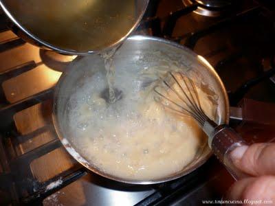 SPIEDINI DI PETTO DI POLLO CON VELLUTATA AL CURRY E MELE