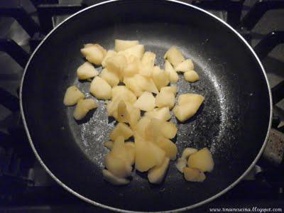 SPIEDINI DI PETTO DI POLLO CON VELLUTATA AL CURRY E MELE