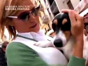 Paura per Simona Ventura: il suo cane viene azzannato al mercato