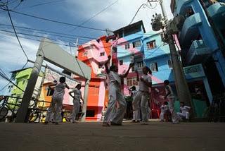 Favela Painting - Il colore che vivifica Santa Marta