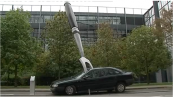 Il forchettone gigante infilzato in un’automobile