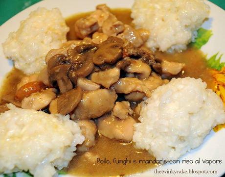 Pollo funghi e mandorle con riso al vapore