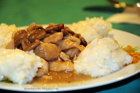 Pollo funghi e mandorle con riso al vapore