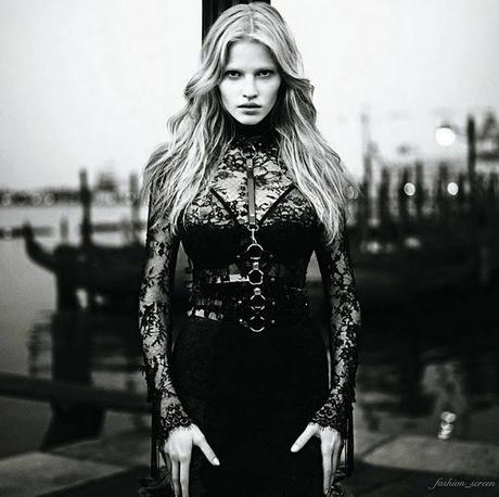 Lara Stone sulla Copertina e nell'Editoriale di Vogue Japan, Novembre 2011