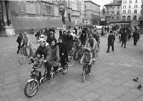 La crisi petrolifera porta all’uso della bicicletta per spostarsi in citta’. L’obiettivo iniziale del G8, nato nel 1975 come G6, e’ stato quello di affrontare le crisi economiche della meta’ degli anni ’70, in particolare lo shock petrolifero e la riforma del sistema monetario internazionale dopo la fine del sistema di Bretton Woods e l’abbandono della convertibilita’ in oro del dollaro