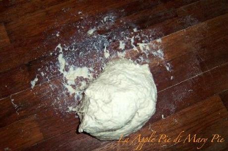 Impastare il pane a mano