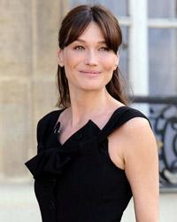 Carla Bruni invece di partorire fa shopping.