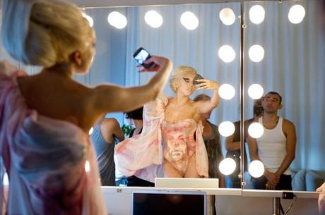 LADY GAGA E NICOLA FORMICHETTI SVELANO L’ABITO REALIZZATO A SOSTEGNO DELLA CAMPAGNA MAC VIVA GLAM