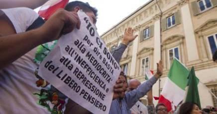 La protesta degli indignati a Roma (Ansa)