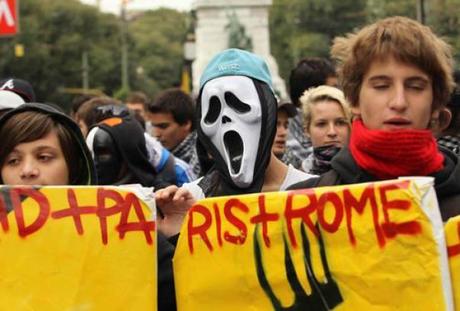 Oggi gli indignati manifestano in 82 paesi, a Roma dalle 14