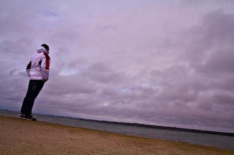 Io, che rifletto guardando il mar baltico a Tallinn