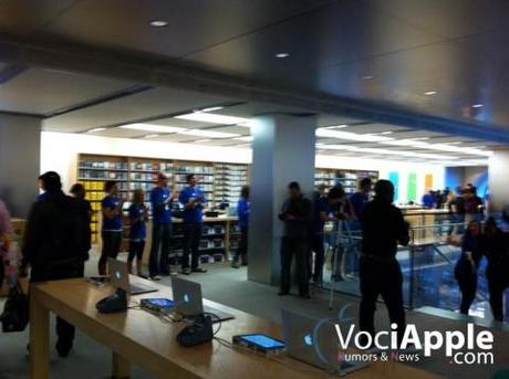 Ecco tutte le fasi ( Foto – Video ) del lancio dell’iPhone 4s a Londra …