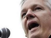 Indignati: Londra compare Assange, accolto urla gioia