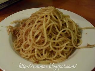 Spaghetti acciughe e pangrattato