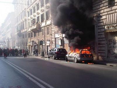 Roma, 15 ottobre:  la rabbia di pochi 'incazzati' rovina la scena alla maggioranza di 'indignati' pacifici