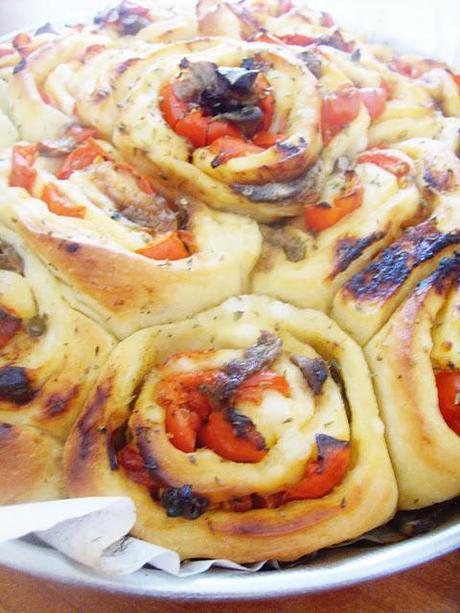 Torta salata alle rose di capperi e acciughe