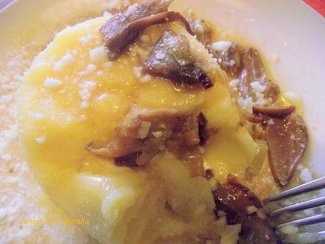 Torretta di polenta con funghi porcini e noci