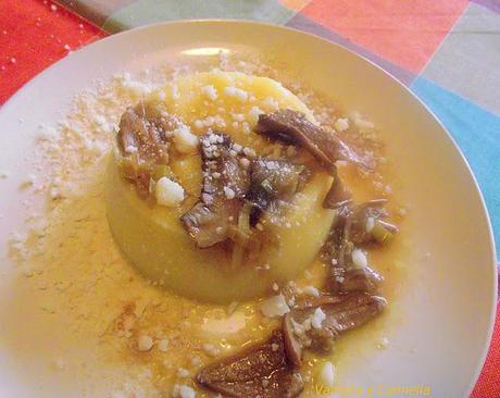 Torretta di polenta con funghi porcini e noci