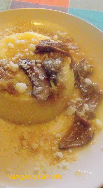 Torretta di polenta con funghi porcini e noci