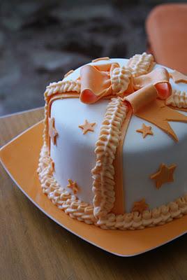 Torta pacco regalo con stelline