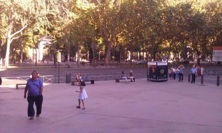 Il piazzale del Caixa Forum una ora prima della manifestazione