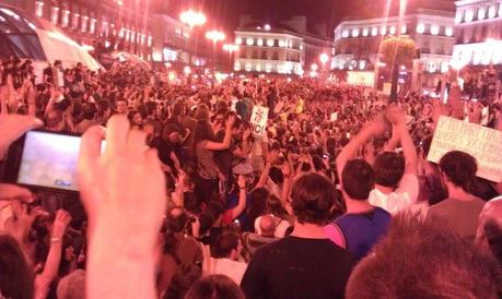 Assemblea nel cuore di Puerta del Sol, tipico stile #15m