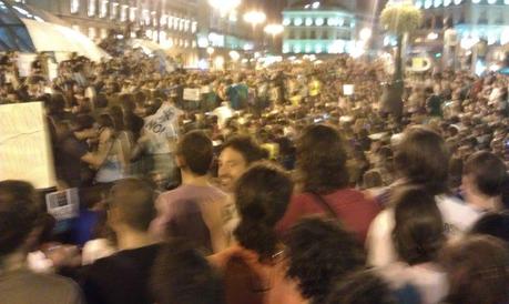 Assemblea nel cuore di Puerta del Sol, tipico stile #15m